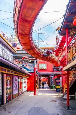 COPENHAGEN, DENMARK - 15 Nisan 2024: Kopenhag 'daki Tivoli Bahçeleri, antik hız treni ve canlı eğlence programı ile dünyanın ikinci en eski, 19. yüzyıl eğlence parkı..