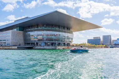 COPENHAGEN, DENMARK - 14 Nisan 2024: Holmen Adası 'ndaki ünlü Kopenhag Opera Evi Danimarkalı mimar Henning Larsen tarafından tasarlandı ve dünyanın en modern opera binalarından biridir..