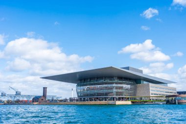 COPENHAGEN, DENMARK - 14 Nisan 2024: Holmen Adası 'ndaki ünlü Kopenhag Opera Evi Danimarkalı mimar Henning Larsen tarafından tasarlandı ve dünyanın en modern opera binalarından biridir..