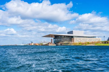COPENHAGEN, DENMARK - 14 Nisan 2024: Holmen Adası 'ndaki ünlü Kopenhag Opera Evi Danimarkalı mimar Henning Larsen tarafından tasarlandı ve dünyanın en modern opera binalarından biridir..