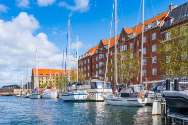 Kopenhag 'ın Christianshavn bölgesindeki deniz manzarası. Kanal boyunca demirlemiş tekne ve yatlar var. Danimarka