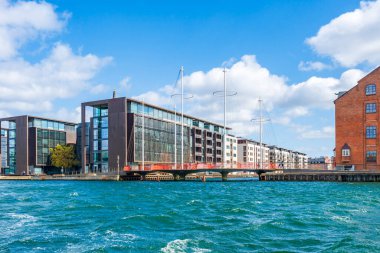 Kopenhag 'daki yaya çemberi ya da Cirkelbroen Köprüsü' nün olduğu Kopenhag su cephesi manzarası. Danimarka