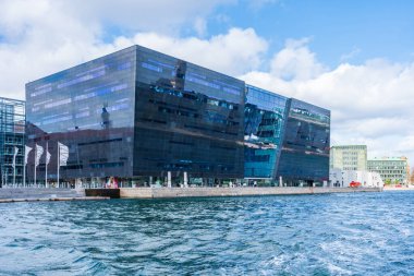 COPENHAGEN, DENMARK - 14 NİSAN 2024 Kopenhag su cephesi manzarası. Kanal turu, Kopenhag 'ın 17. yüzyıldan kalma bir liman, kanal ve eğlence bölgesi olan ünlü Nyhavn' ı görmenin popüler bir yoludur.