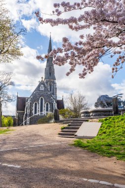 Kopenhag 'ın Kastellet bölgesindeki St. Alban Kilisesi manzarası. Danimarka