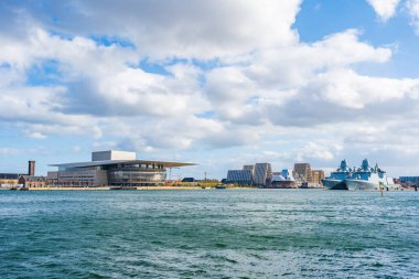 COPENHAGEN, DENMARK - 14 Nisan 2024: Holmen Adası 'ndaki ünlü Kopenhag Opera Evi Danimarkalı mimar Henning Larsen tarafından tasarlandı ve dünyanın en modern opera binalarından biridir..