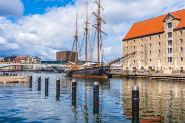 COPENHAGEN, DENMARK - 16 Nisan 2024: Kopenhag su cephesinin manzarası. Kanal turu, Kopenhag 'ın 17. yüzyıldan kalma bir liman, kanal ve eğlence bölgesi olan ünlü Nyhavn' ı görmenin popüler bir yoludur.