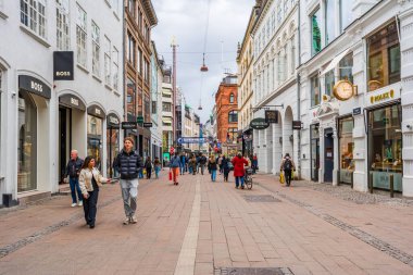 COPENHAGEN, DENMARK - 16 Nisan 2024: Stroget alışveriş bölgesi Avrupa 'nın en uzun yaya, arabasız alışveriş alanı ve Kopenhag' ın en önemli caddelerinden biridir.