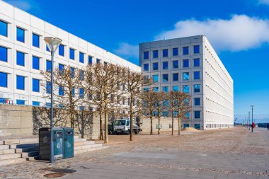 COPENHAGEN, DENMARK - 17 Nisan 2024: Danimarka iş dünyası holdingi Maersk Group 'un merkezi. Kopenhag 'da insanlar pencerelere 