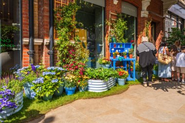 LONDON, İngiltere - 25 Mayıs 2024: Chelsea için her yıl düzenlenen çiçek sergisi Chelsea sokaklarını taze çiçeklerden yapılmış nefes kesici görüntülerle donattı.