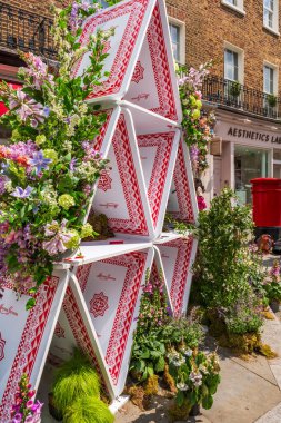 LONDON, İngiltere - 25 Mayıs 2024: Chelsea için her yıl düzenlenen çiçek sergisi Chelsea sokaklarını taze çiçeklerden yapılmış nefes kesici görüntülerle donattı.