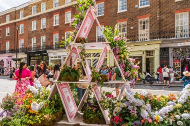 LONDON, İngiltere - 25 Mayıs 2024: Chelsea için her yıl düzenlenen çiçek sergisi Chelsea sokaklarını taze çiçeklerden yapılmış nefes kesici görüntülerle donattı.