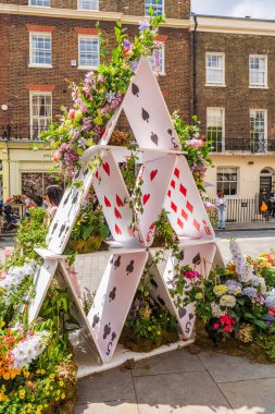 LONDON, İngiltere - 25 Mayıs 2024: Chelsea için her yıl düzenlenen çiçek sergisi Chelsea sokaklarını taze çiçeklerden yapılmış nefes kesici görüntülerle donattı.