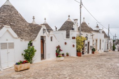 ALBEROBELLO, İtalya - 16 Mayıs 2024: Alberobello konik çatıları olan eski kuru taş trulli evleri ile ünlüdür. Alberobello 'nun tarihi merkezi UNESCO tarafından dünya mirası olarak ilan edildi..