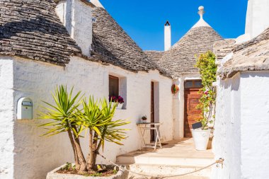 İtalya, Alberobello 'da konik çatıları olan ünlü tarihi kuru taş trulli evler..