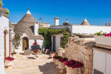İtalya 'nın Alberobello şehrinde konik çatılı ünlü tarihi kuru taş trullo evi..