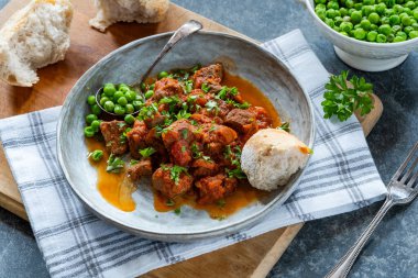 Kırmızı şarap ve domates soslu haşlanmış biftek güveci.