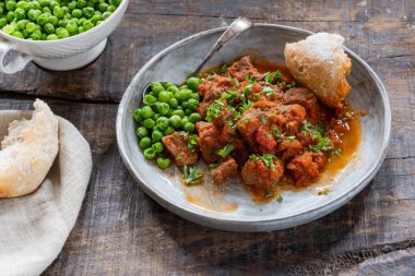 Kırmızı şarap ve domates soslu haşlanmış biftek güveci.