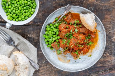 Kırmızı şarap ve domates soslu haşlanmış biftek güveci.
