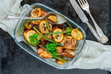 Limonlu tavuk ve fırında patates ve kuşkonmaz.