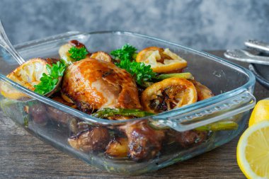 Limonlu tavuk ve fırında patates ve kuşkonmaz.