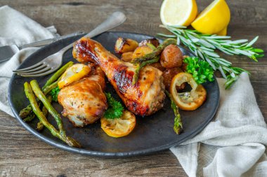 Limonlu tavuk ve fırında patates ve kuşkonmaz.