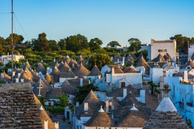 Alberobello 'da konik çatıları olan ünlü kuru taş trulli evlerin manzarası. İtalya