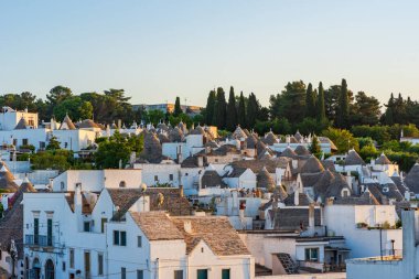 İtalya 'nın Alberobello kentindeki ünlü, eski, kuru, konik çatıları olan Trulli evleri.