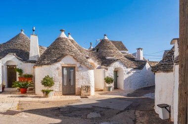 Alberobello, İtalya 'da konik çatıları olan ünlü geleneksel kuru taş trulli evler..