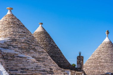 Alberobello 'daki ünlü kuru taş trulli evlerin konik çatıları. İtalya