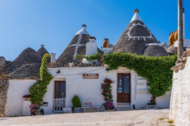 ALBEROBELLO, İtalya - 17 Mayıs 2024: Alberobello konik çatıları olan eski kuru taş trulli evleri ile ünlüdür. Alberobello 'nun tarihi merkezi UNESCO tarafından dünya mirası olarak ilan edildi..