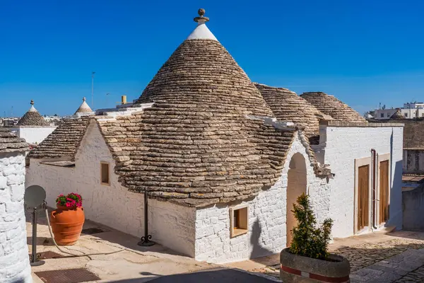 Alberobello, İtalya 'da konik çatısı olan ünlü eski ve geleneksel kuru taş trullo evi..