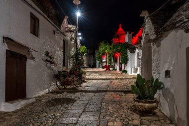 İtalya, Alberobello 'da konik çatıları olan ünlü tarihi kuru taş trulli evler..