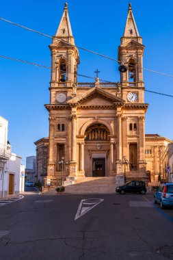 ALBEROBELLO, İtalya - 17 Mayıs 2024: Alberobello 'da mimar Antonio Curri' nin ünlü Aziz Cosma ve Damian Kilisesi.