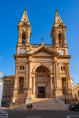 ALBEROBELLO, İtalya - 17 Mayıs 2024: Alberobello 'da mimar Antonio Curri' nin ünlü Aziz Cosma ve Damian Kilisesi.