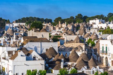 ALBEROBELLO, İtalya - 17 Mayıs 2024: Güney İtalya 'nın Puglia bölgesinde küçük bir İtalyan kasabası olan Alberobello' nun manzarası. Alberobello 'nun tarihi merkezi UNESCO tarafından dünya mirası olarak ilan edildi..