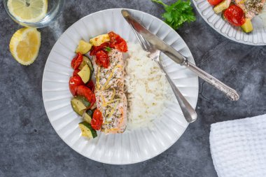 Fırında somon ve pirinçli sebze.