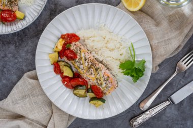 Fırında somon ve pirinçli sebze.