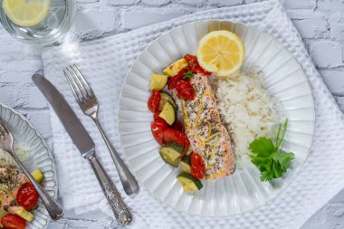 Fırında somon ve pirinçli sebze.