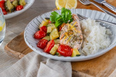 Fırında somon ve pirinçli sebze.