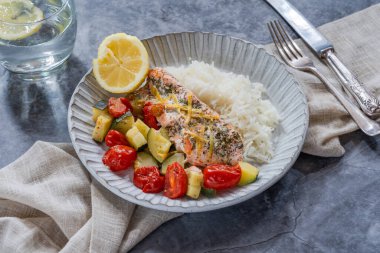 Fırında somon ve pirinçli sebze.