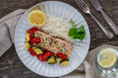 Fırında somon ve pirinçli sebze.