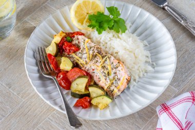 Fırında somon ve pirinçli sebze.