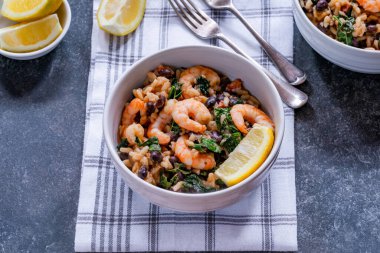 Siyah fasulye ve calvo nero ile karides ve sucuklu risotto.