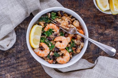 Siyah fasulye ve calvo nero ile karides ve sucuklu risotto.