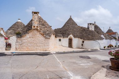 İtalya, Alberobello 'da konik çatıları olan ünlü tarihi kuru taş trulli evler..