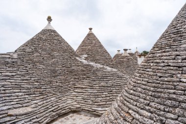 Alberobello 'daki ünlü kuru taş trulli evlerin konik çatıları. İtalya