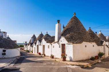 Alberobello, İtalya 'da konik çatıları olan ünlü geleneksel kuru taş trulli evler..