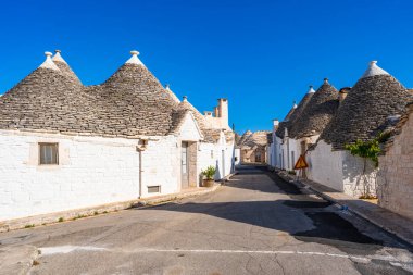Alberobello, İtalya 'da konik çatıları olan ünlü geleneksel kuru taş trulli evler..