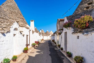 Alberobello, İtalya 'da konik çatıları olan ünlü geleneksel kuru taş trulli evler..