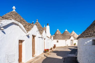 Alberobello, İtalya 'da konik çatıları olan ünlü geleneksel kuru taş trulli evler..
